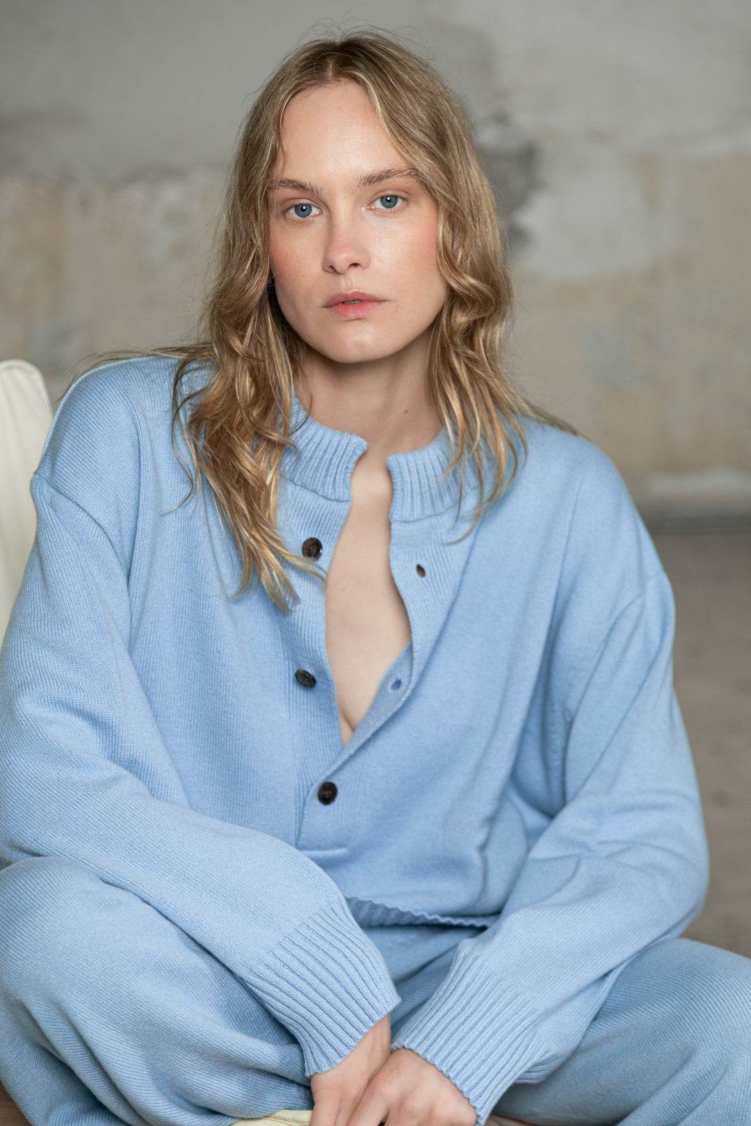 CLOUD BLUE LAMBSWOOL V-NECK SWEATER
