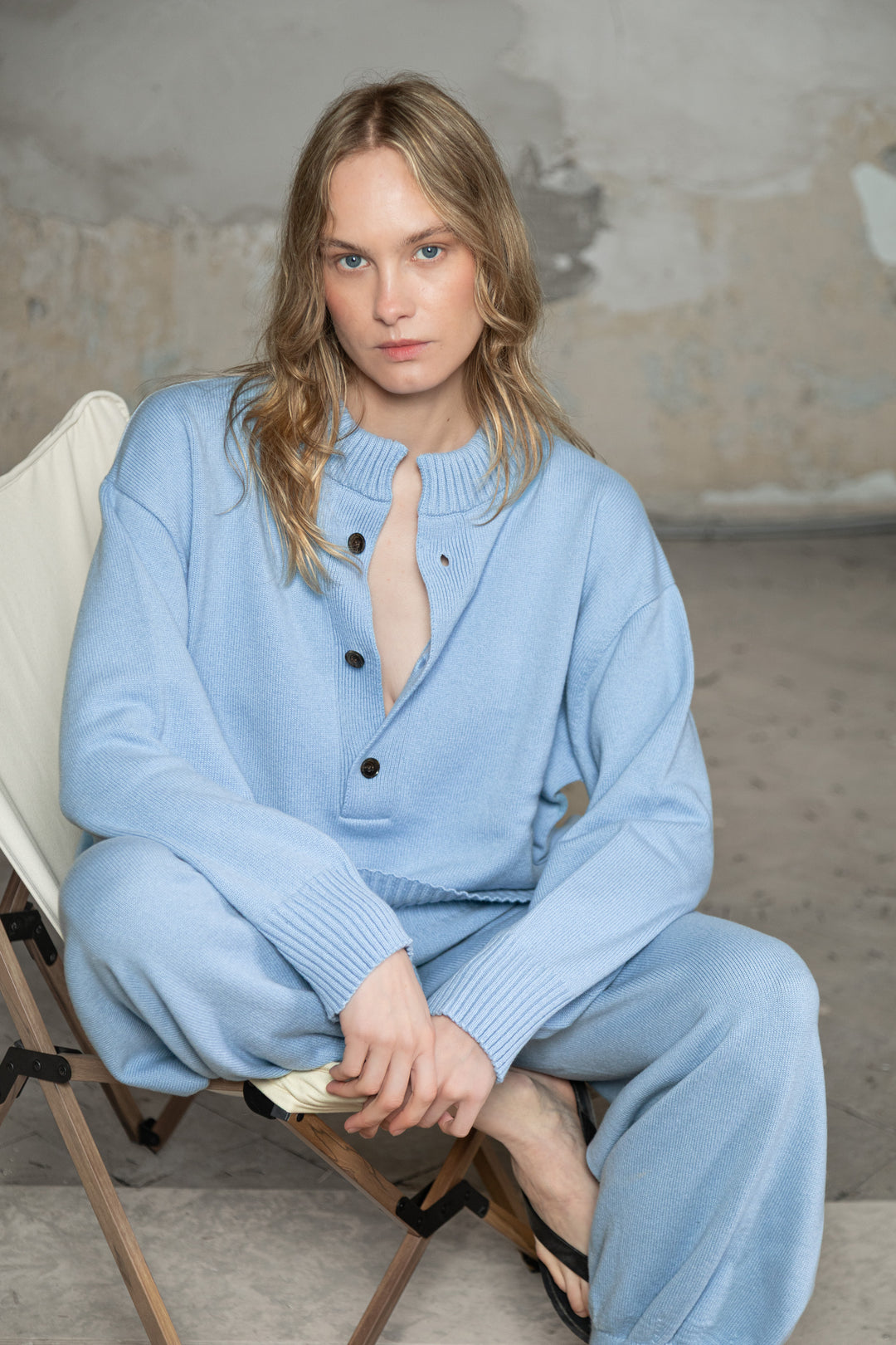 CLOUD BLUE LAMBSWOOL V-NECK SWEATER