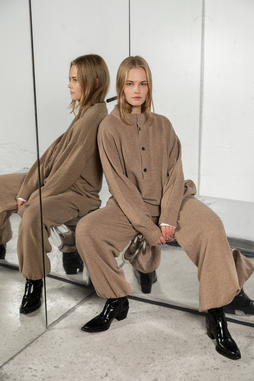 SAND LAMBSWOOL V-NECK SWEATER