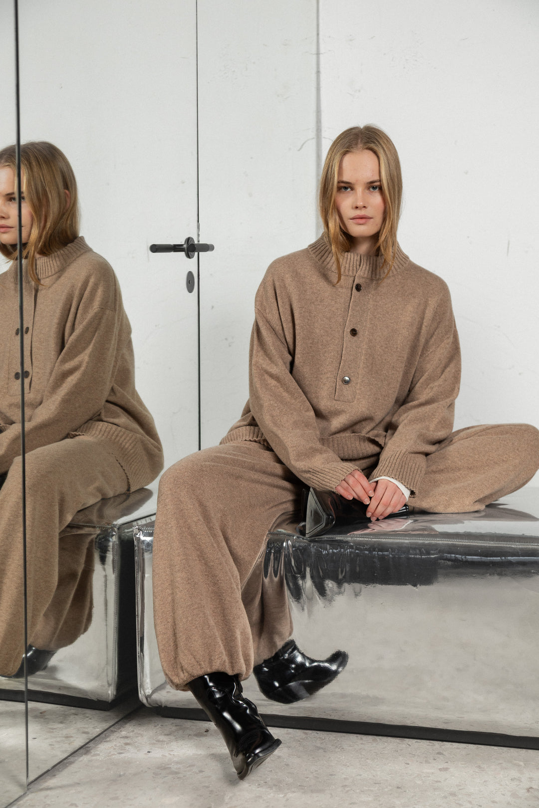 SAND LAMBSWOOL V-NECK SWEATER