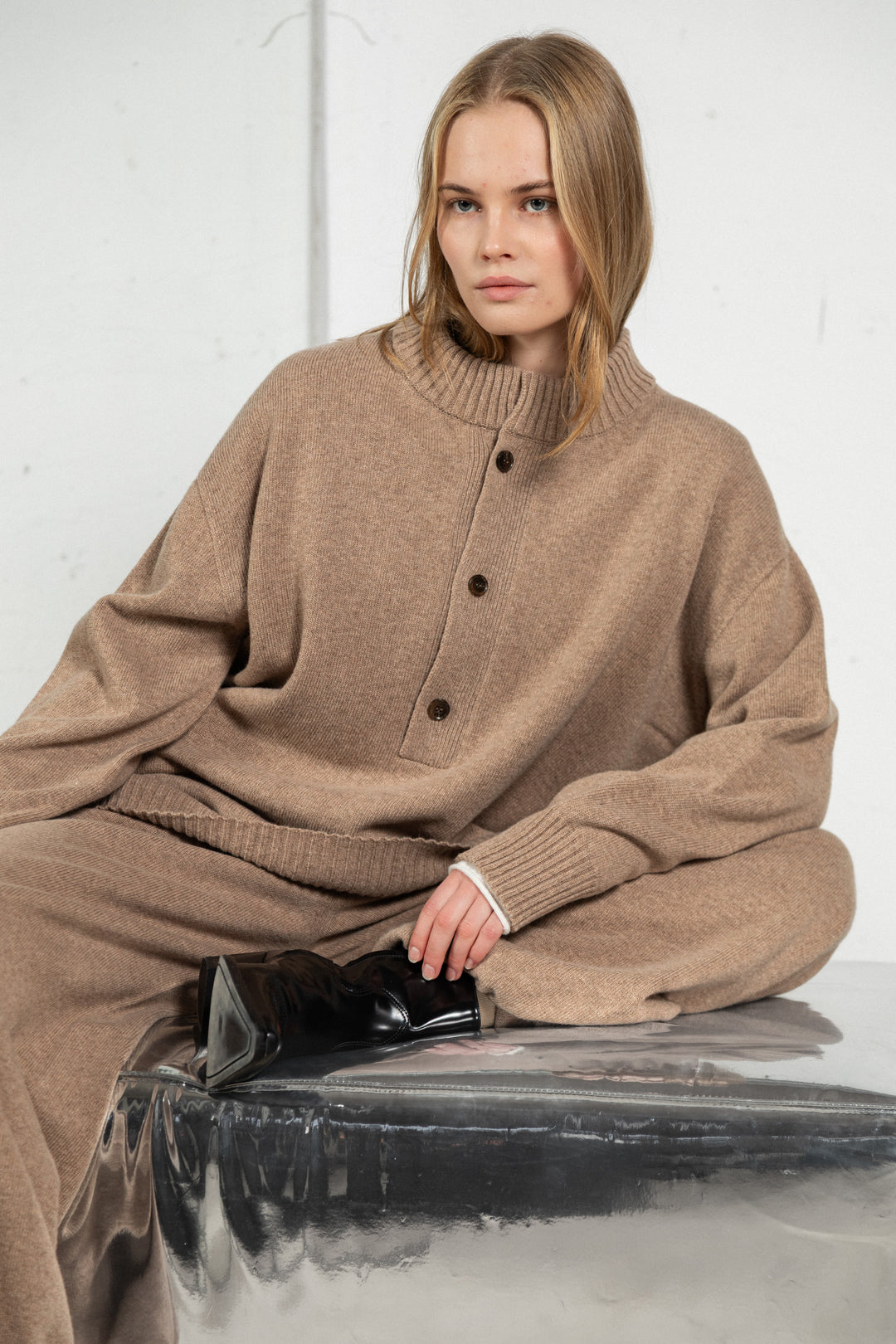 SAND LAMBSWOOL V-NECK SWEATER