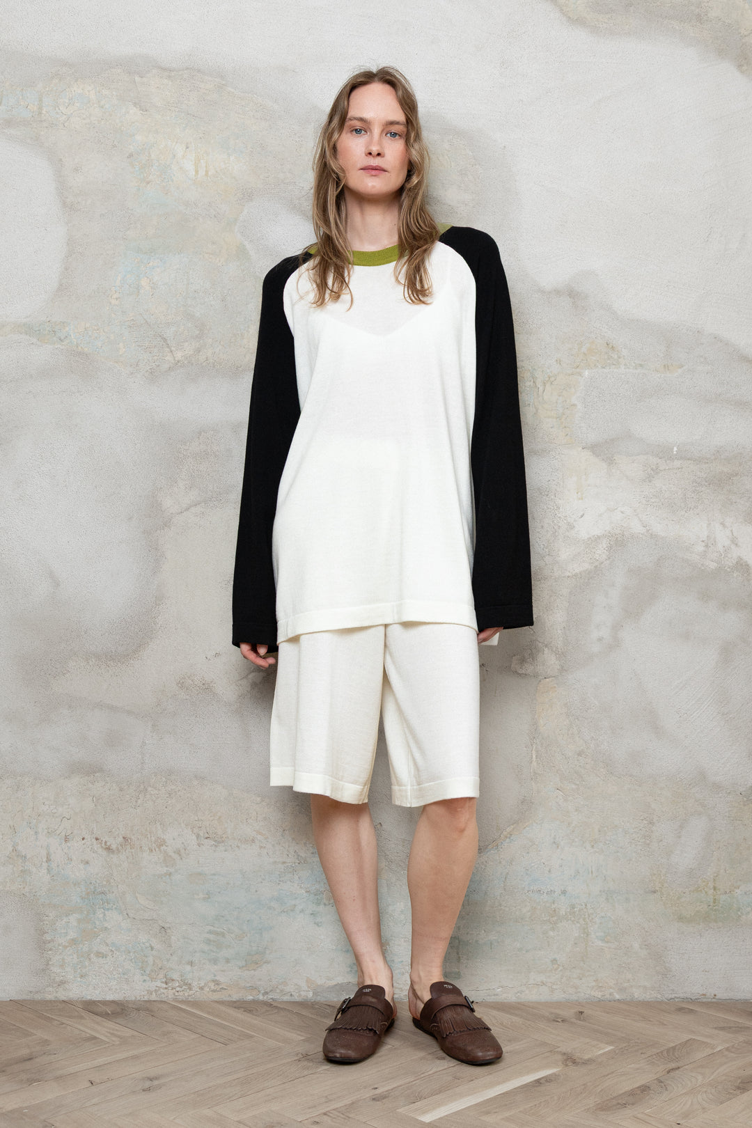 PEARL EXTRA FINE MERINO WOOL SHIRT WITH BLACK SLEEVES