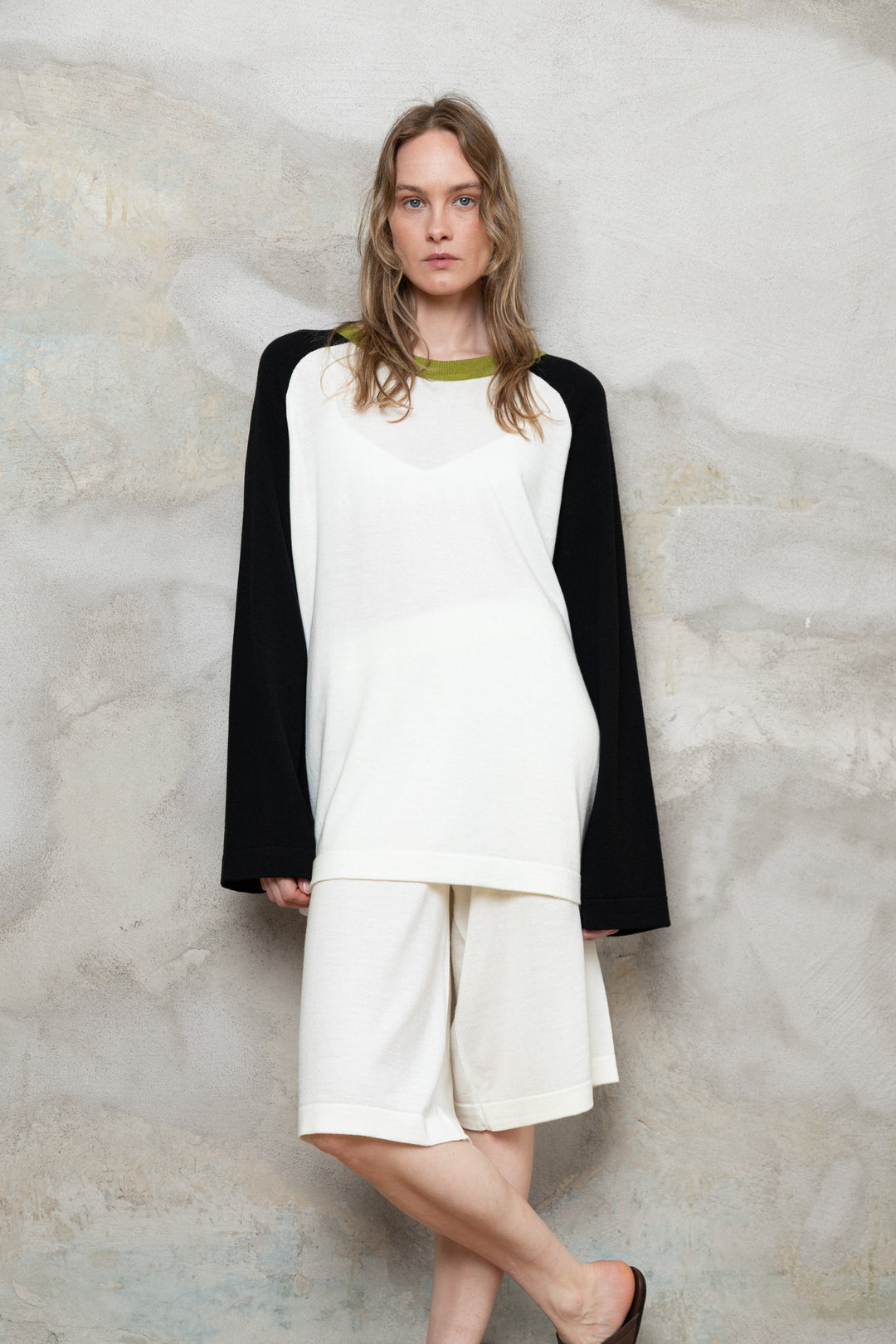PEARL EXTRA FINE MERINO WOOL SHIRT WITH BLACK SLEEVES