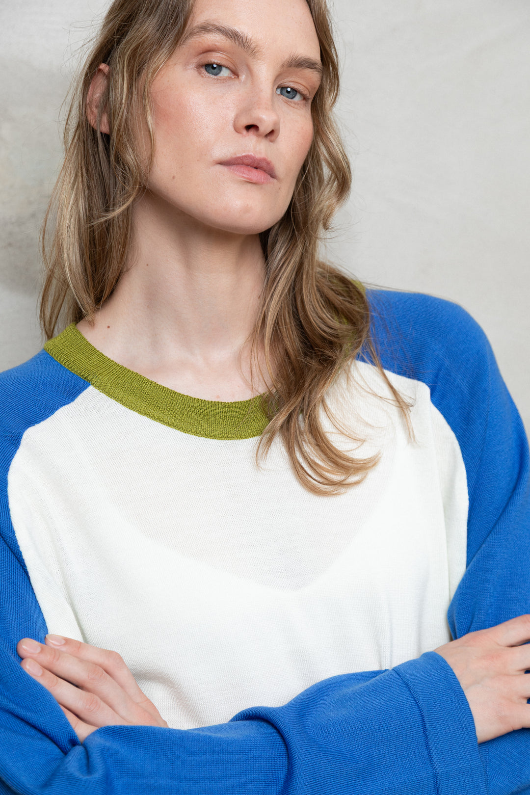 PEARL EXTRA FINE MERINO WOOL SHIRT WITH ELECTRIC BLUE SLEEVES