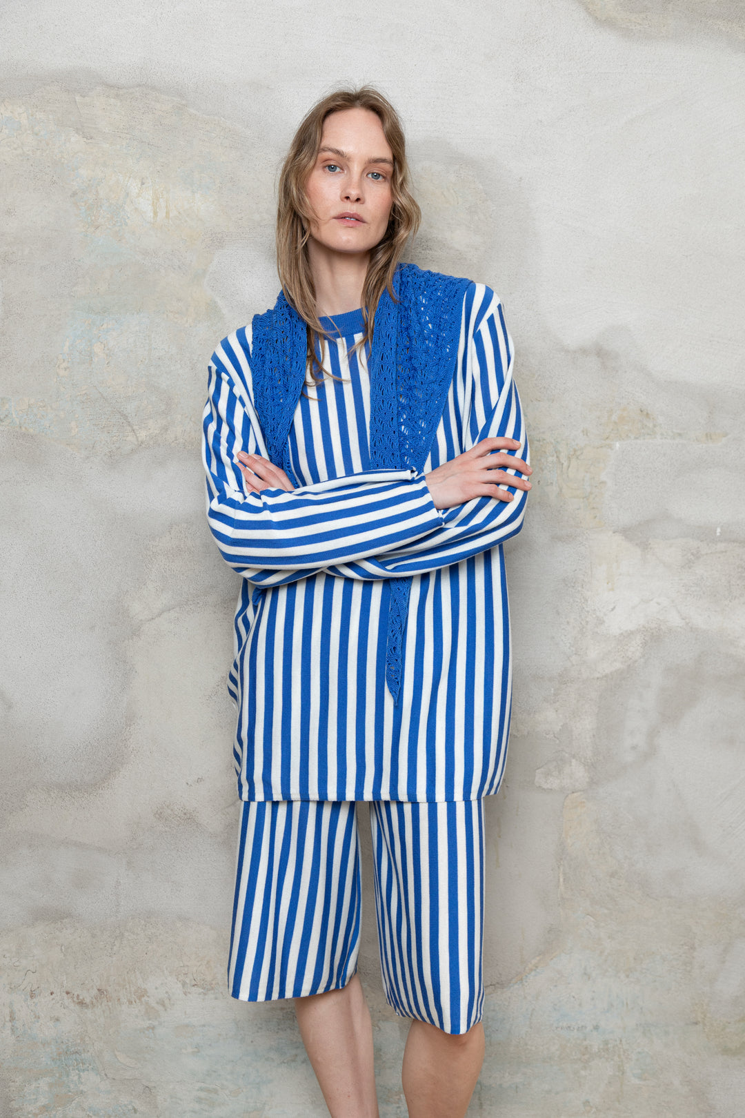 PEARL/ELECTRIC BLUE VERTICAL STRIPE EXTRA FINE MERINO WOOL KNEE SHORTS