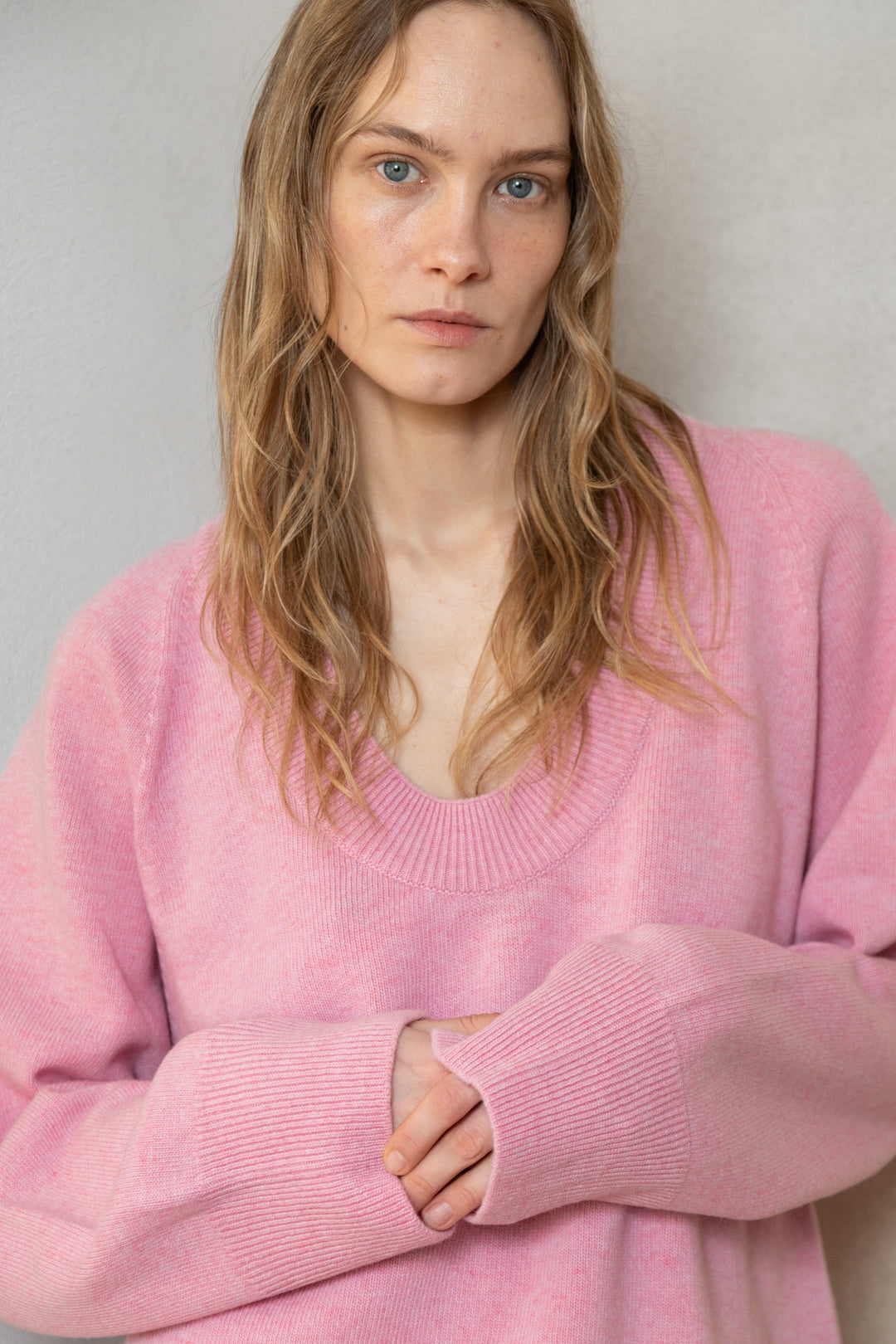 SOFT PINK CASHMERE-MERINO WOOL U-NECK SWEATER