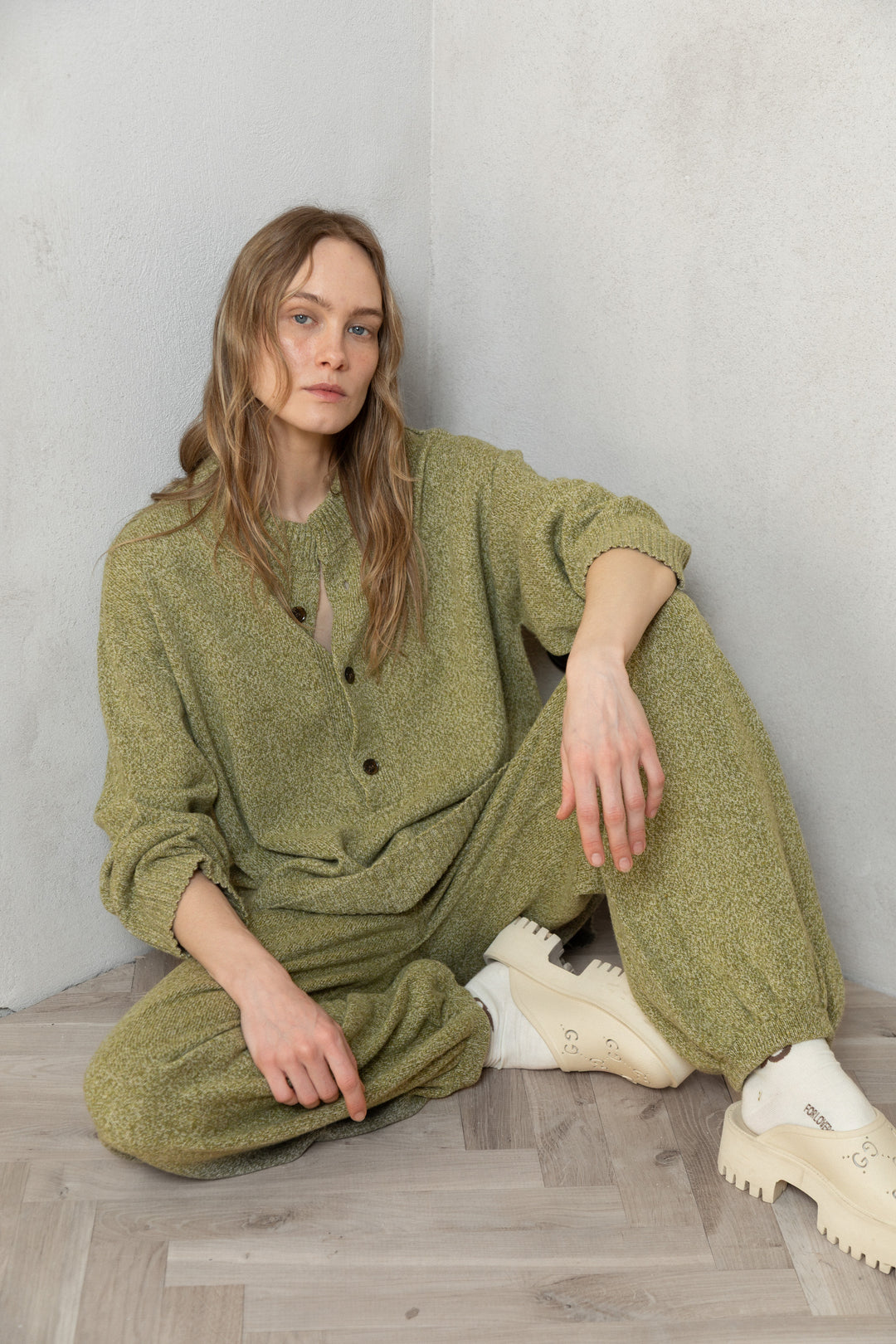 MOSS GREEN MELANGE CASHMERE-MERINO WOOL V-NECK SWEATER