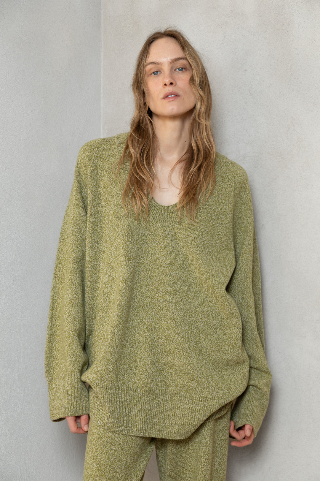 MOSS GREEN MELANGE CASHMERE-MERINO WOOL U-NECK SWEATER