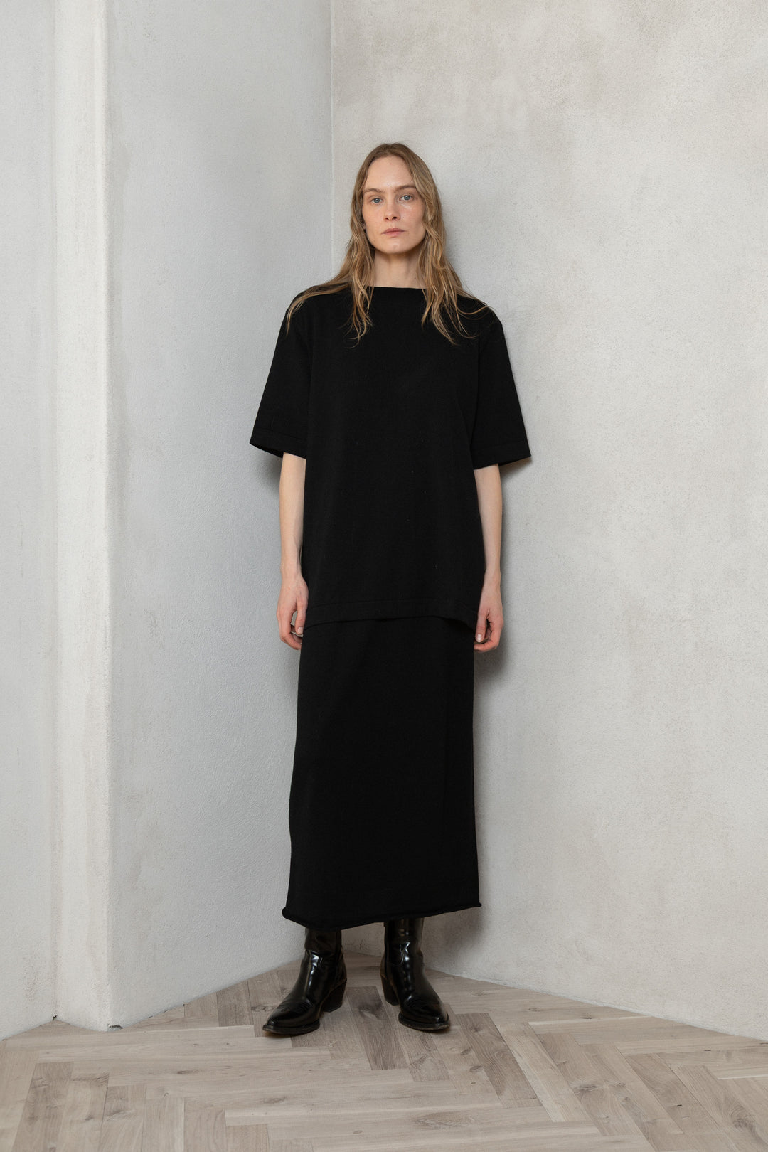 BLACK EXTRA FINE MERINO WOOL T-SHIRT